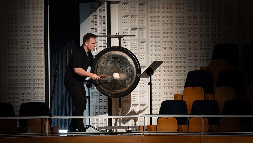 Ein außerhalb des Orchesters aufgestelltes Tam-Tam in der Luzerner Aufführung. Ein außerhalb des Orchesters aufgestelltes Tam-Tam in der Luzerner Aufführung.