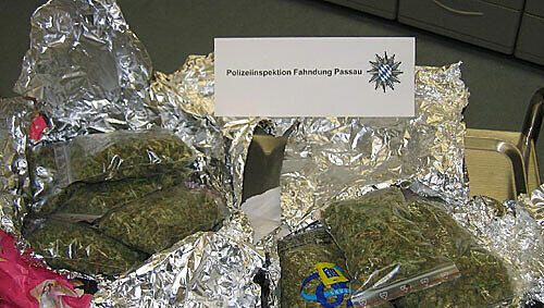 Hochzeitsgeschenke? Die Kartons enthielten 800 Gramm Marihuana. Hochzeitsgeschenke? Die Kartons enthielten 800 Gramm Marihuana.