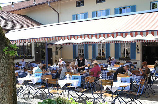 Weiß-blaue Tischdecken, rot-weiß-rote Markise: Das Gasthaus Gut Keferloh ist bekannt für seine ruhige Lage.