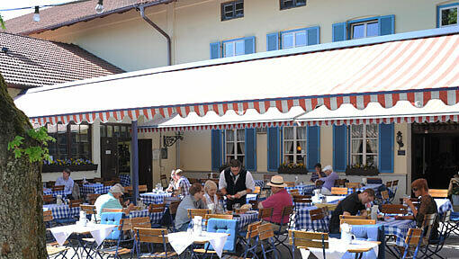 Weiß-blaue Tischdecken, rot-weiß-rote Markise: Das Gasthaus Gut Keferloh ist bekannt für seine ruhige Lage. Weiß-blaue Tischdecken, rot-weiß-rote Markise: Das Gasthaus Gut Keferloh ist bekannt für seine ruhige Lage.