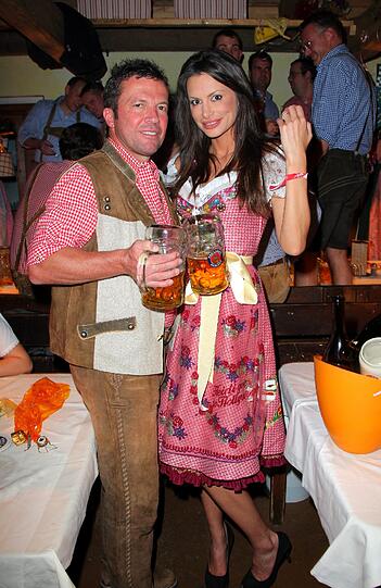 Alles im Griff - zumindest die Maß: Lothar Matthäus feiert mit seiner Freundin Joanna Tuczynska in der Käfer-Schänke.