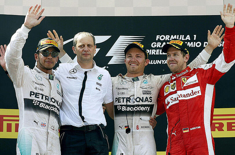 v.l. Lewis Hamilton, Paddy Lowe (Mercedes), Sieger Nico Rosberg und Sebastian Vettel.