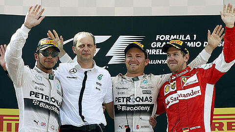 v.l. Lewis Hamilton, Paddy Lowe (Mercedes), Sieger Nico Rosberg und Sebastian Vettel.