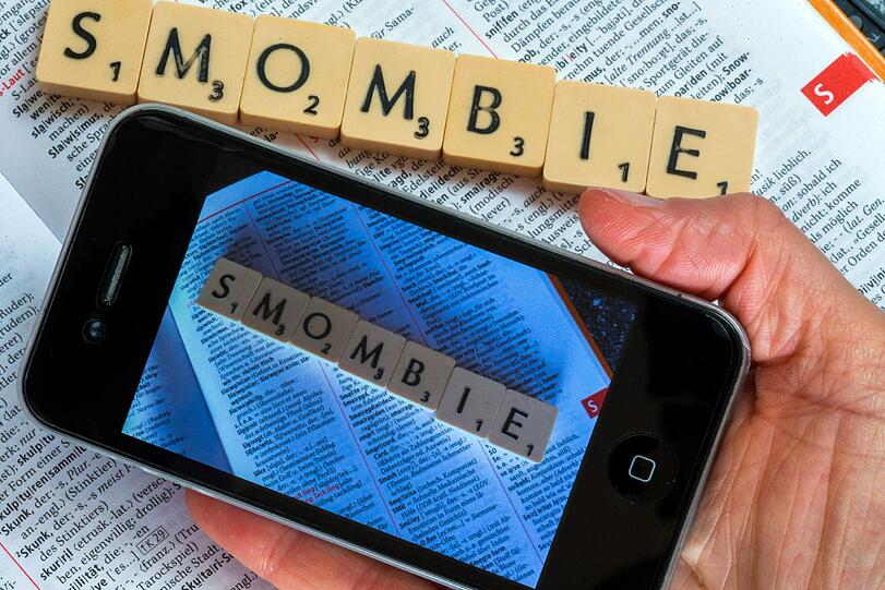 &bdquo;Smombie&ldquo; ist eine Kombination aus &bdquo;Smartphone&ldquo; und &bdquo;Zombie&ldquo; &ndash; und das Jugendwort 2015.