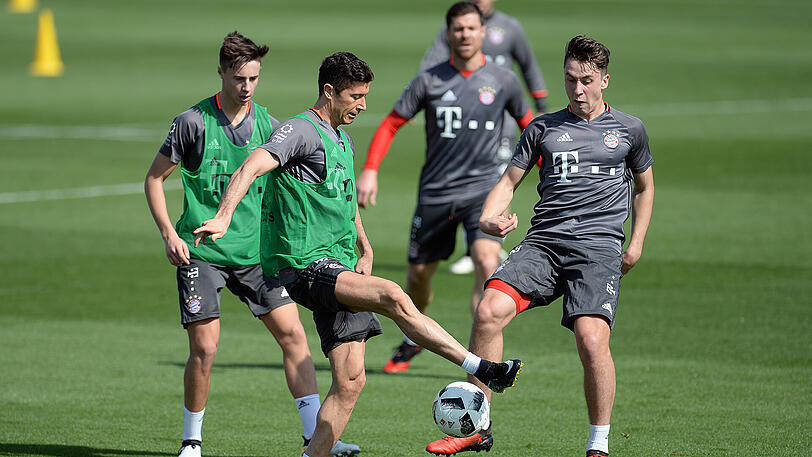 Trainieren fürs Tripple, Posieren fürs Fan-Selfie: Die Bilder von der ersten Trainingseinheit der Bayern in Doha.