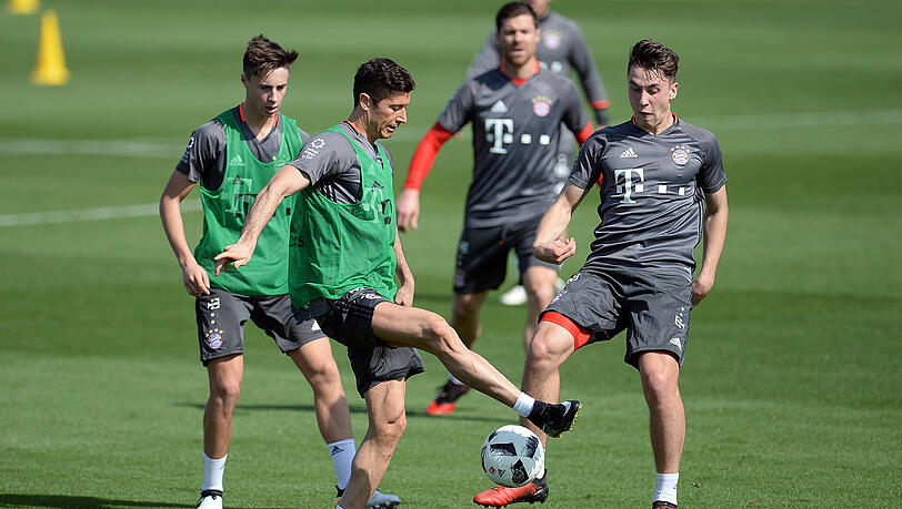 Trainieren fürs Tripple, Posieren fürs Fan-Selfie: Die Bilder von der ersten Trainingseinheit der Bayern in Doha. Trainieren fürs Tripple, Posieren fürs Fan-Selfie: Die Bilder von der ersten Trainingseinheit der Bayern in Doha.