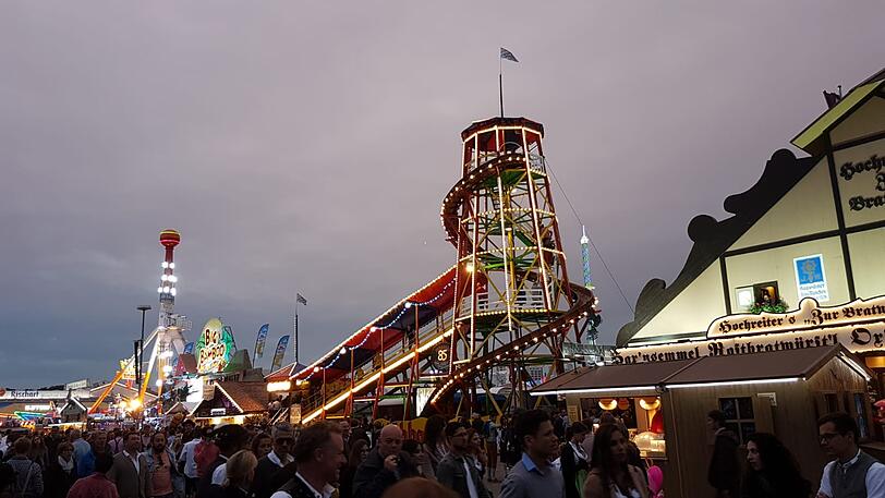 Es wird dunkel über dem Oktoberfest, der erste Tag neigt sich dem Ende entgegen.