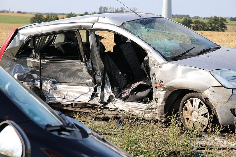Bei Rothenburg ob der Tauber ist es am Sonntag zu einem schrecklichen Unfall gekommen. Zwei Menschen starben noch an der Unfallstelle, eine junge Frau erlag ihren Verletzungen in der darauffolgenden Nacht.