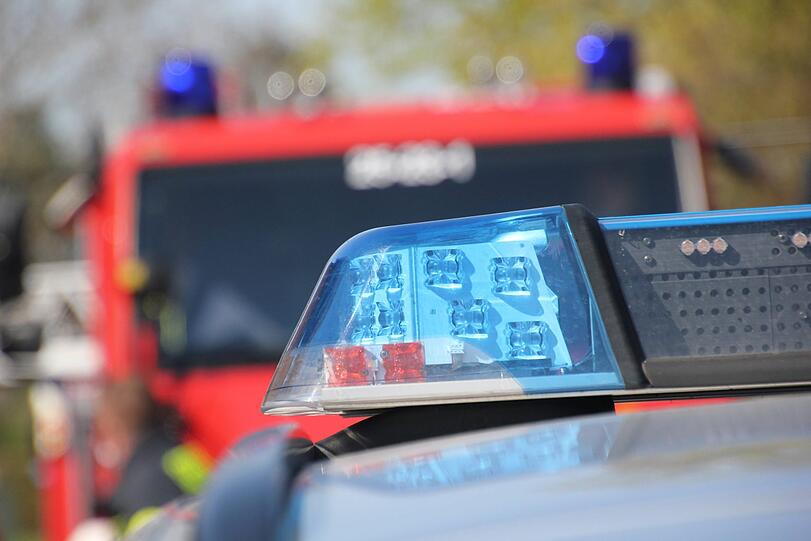 Durch den Aufprall wurde ein Lkw-Fahrer in seiner komplett zerstörten Zugmaschine eingeklemmt: Rettungskräfte der Feuerwehr befreiten den Mann mit schwerem Gerät. (Symbolbild)