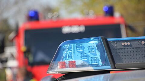 Durch den Aufprall wurde ein Lkw-Fahrer in seiner komplett zerstörten Zugmaschine eingeklemmt: Rettungskräfte der Feuerwehr befreiten den Mann mit schwerem Gerät. (Symbolbild)