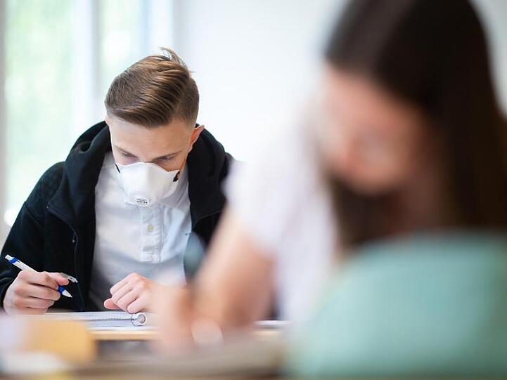 Als einziges Bundesland startet Nordrhein-Westfalen mit Maskenpflicht im Unterricht ins neue Schuljahr.