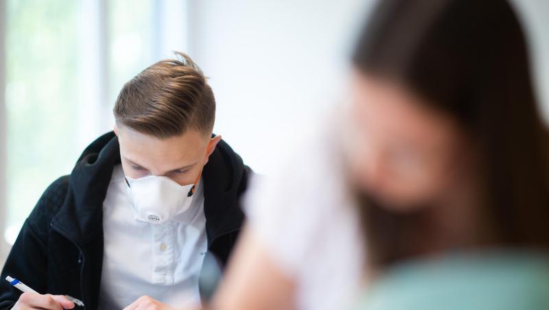 Als einziges Bundesland startet Nordrhein-Westfalen mit Maskenpflicht im Unterricht ins neue Schuljahr. Als einziges Bundesland startet Nordrhein-Westfalen mit Maskenpflicht im Unterricht ins neue Schuljahr.