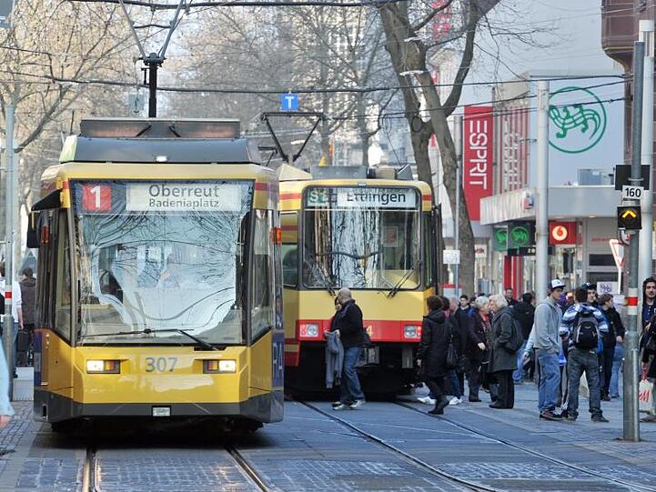 Straßenbahnen in der Karlsruher Innenstadt. Von der niedrigeren Mehrwertsteuer profitieren nur weniger Kunden im Nahverkehr.