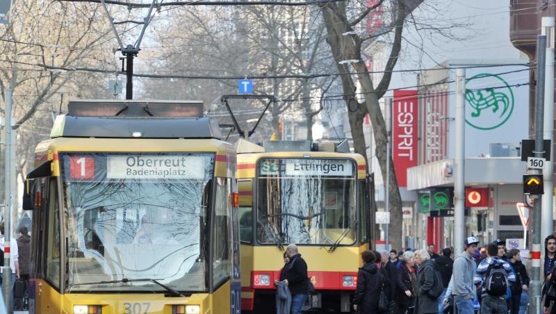 Straßenbahnen in der Karlsruher Innenstadt. Von der niedrigeren Mehrwertsteuer profitieren nur weniger Kunden im Nahverkehr. Straßenbahnen in der Karlsruher Innenstadt. Von der niedrigeren Mehrwertsteuer profitieren nur weniger Kunden im Nahverkehr.