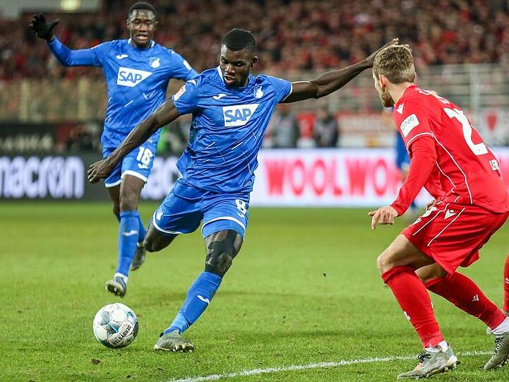 Ihlas Bebou (2.v.l) ebnete mit seinem Tor zum 1:0 den Weg zum Hoffenheimer Sieg bei Union Berlin.