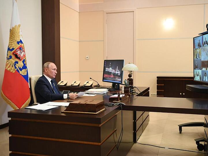 Wladimir Putin, Präsident von Russland, wendet sich per Videokonferenz aus dem Anwesen Nowo-Ogarjowo in einer Fernsehansprache an die Nation.
