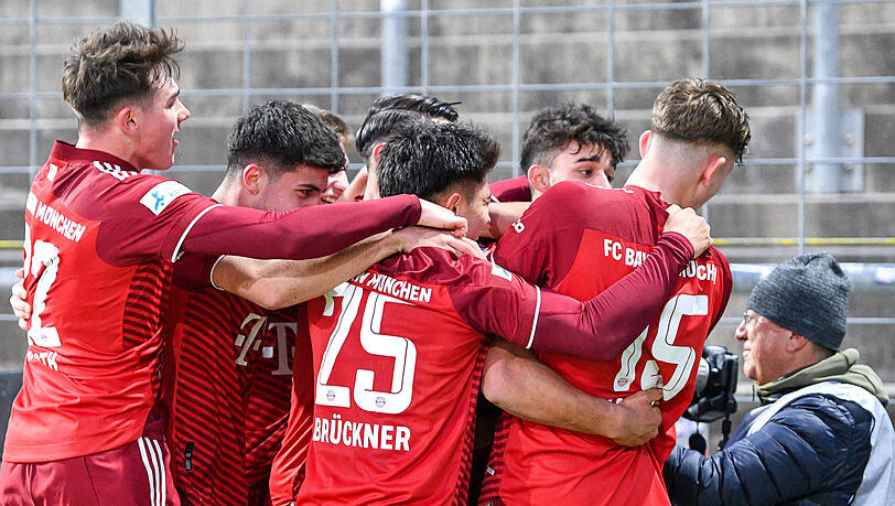 Die kleinen Bayern bejubeln den Siegtreffer durch Armindo Sieb.