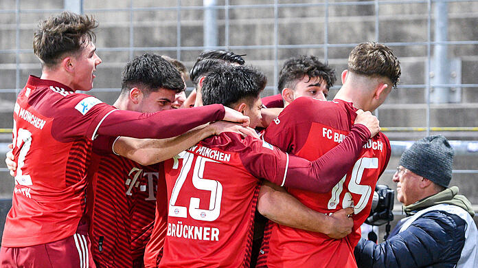 Die kleinen Bayern bejubeln den Siegtreffer durch Armindo Sieb.