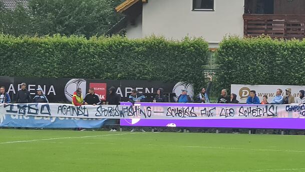 Löwen-Fans zeigten beim Testspiel gegen Ried ein Banner mit der Aufschrift: "1860 - Against Sportswashing - Scheiß auf die Scheichs" Löwen-Fans zeigten beim Testspiel gegen Ried ein Banner mit der Aufschrift: "1860 - Against Sportswashing - Scheiß auf die Scheichs"