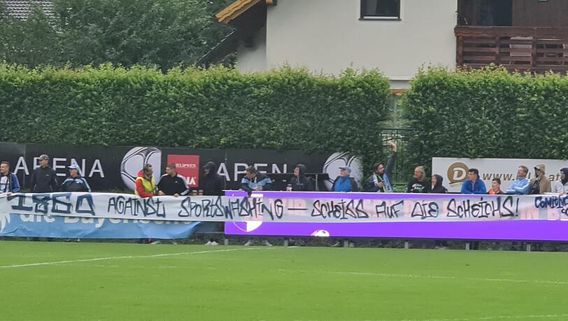 Löwen-Fans zeigten beim Testspiel gegen Ried ein Banner mit der Aufschrift: "1860 - Against Sportswashing - Scheiß auf die Scheichs" Löwen-Fans zeigten beim Testspiel gegen Ried ein Banner mit der Aufschrift: "1860 - Against Sportswashing - Scheiß auf die Scheichs"