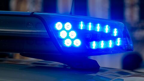 Ein Blaulicht der Polizei leuchtet auf. (Symbolbild)