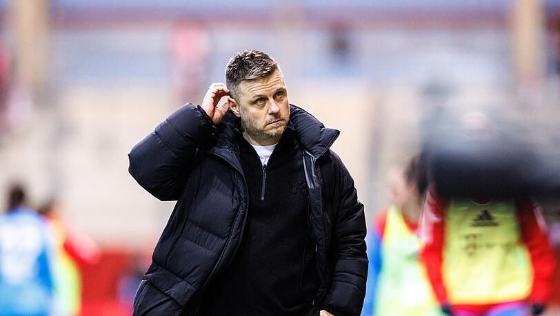 Trainer Alexander Straus vom FC Bayern München steht am Spielfeldrand.