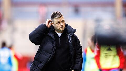 Trainer Alexander Straus vom FC Bayern München steht am Spielfeldrand.