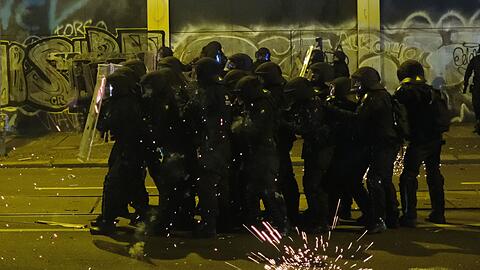 Auch das war Silvester: Angriffe auf die Polizei wie hier in Leipzig.