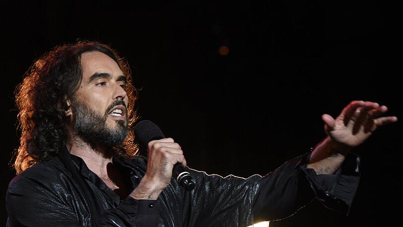 Der Prozess gegen Russell Brand beginnt im Sommer 2026.