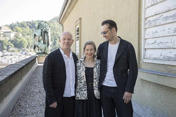 TerrassenTalks zu „Faust 1“ auf der Presseterrasse der Salzburger Festspiele: Ulrich Rasche (li., Regie / Bühne), Valery Tscheplanowa (Mephistopheles), Steven Scharf (Faust) TerrassenTalks zu „Faust 1“ auf der Presseterrasse der Salzburger Festspiele: Ulrich Rasche (li., Regie / Bühne), Valery Tscheplanowa (Mephistopheles), Steven Scharf (Faust)