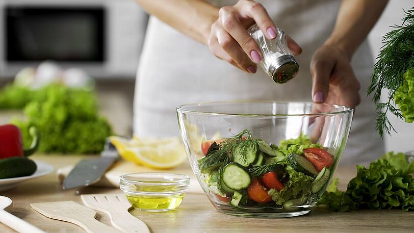Mehr Auswahl an passenden Gewürzen hat man beim Zubereiten von Gemüsegerichten und Salaten. Beliebt sind besonders Petersilie, Basilikum, Paprika, Knoblauch, Oregano, Schnittlauch, Bohnenkraut sowie Salz und Pfeffer. Mit einem Blick in andere Länder und Kulturkreise wird die Palette an verwendbaren Gewürzen und Kräutern sogar noch vielfältiger und kreativer. Mehr Auswahl an passenden Gewürzen hat man beim Zubereiten von Gemüsegerichten und Salaten. Beliebt sind besonders Petersilie, Basilikum, Paprika, Knoblauch, Oregano, Schnittlauch, Bohnenkraut sowie Salz und Pfeffer. Mit einem Blick in andere Länder und Kulturkreise wird die Palette an verwendbaren Gewürzen und Kräutern sogar noch vielfältiger und kreativer.