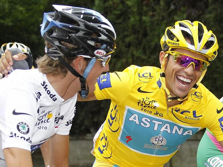 Zeit für ein Späßchen auf der Triumphfahrt nach Berlin: Alberto Contador mit Andy Schleck