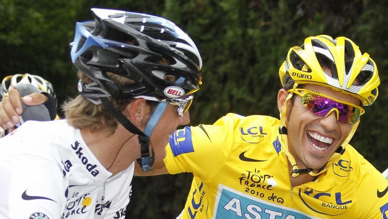 Zeit für ein Späßchen auf der Triumphfahrt nach Berlin: Alberto Contador mit Andy Schleck Zeit für ein Späßchen auf der Triumphfahrt nach Berlin: Alberto Contador mit Andy Schleck