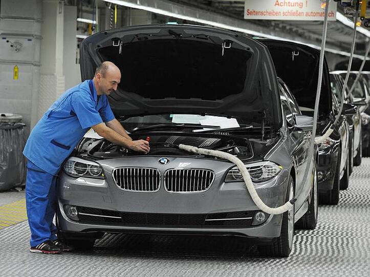 Ein Mann arbeitet an einem BMW der neuen 5er Reihe im BMW-Werk in Dingolfing (Niederbayern). In den USA hat der Autohersteller eine Rückrufaktion für das Modell gestartet.