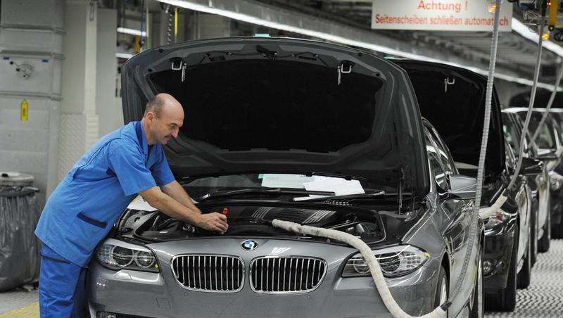 Ein Mann arbeitet an einem BMW der neuen 5er Reihe im BMW-Werk in Dingolfing (Niederbayern). In den USA hat der Autohersteller eine Rückrufaktion für das Modell gestartet. Ein Mann arbeitet an einem BMW der neuen 5er Reihe im BMW-Werk in Dingolfing (Niederbayern). In den USA hat der Autohersteller eine Rückrufaktion für das Modell gestartet.