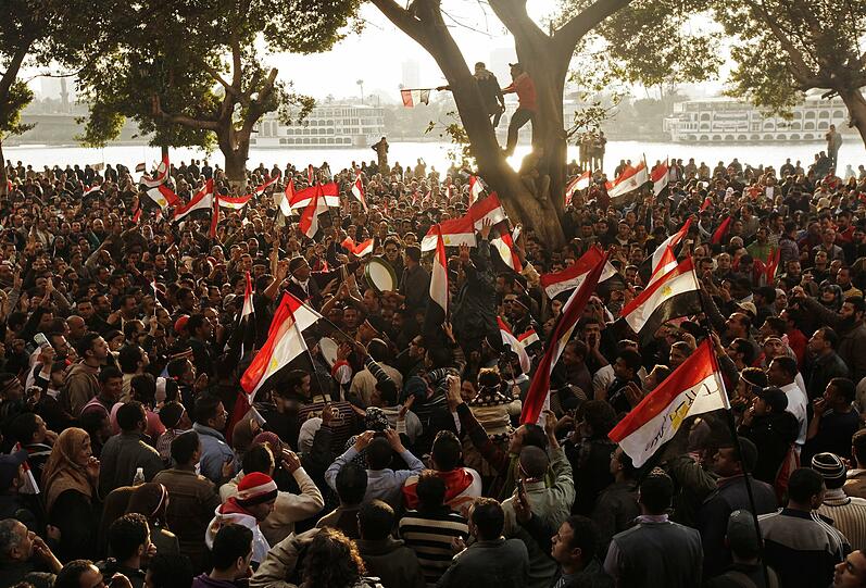 Husni Mubarak tritt zurück - und die Menschen auf Ägyptens Straßen jubeln. Mit ihrem tagelangen Protest zwangen sie den Präsidenten, sein Amt niederzulegen.
