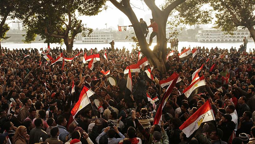 Husni Mubarak tritt zurück - und die Menschen auf Ägyptens Straßen jubeln. Mit ihrem tagelangen Protest zwangen sie den Präsidenten, sein Amt niederzulegen. Husni Mubarak tritt zurück - und die Menschen auf Ägyptens Straßen jubeln. Mit ihrem tagelangen Protest zwangen sie den Präsidenten, sein Amt niederzulegen.