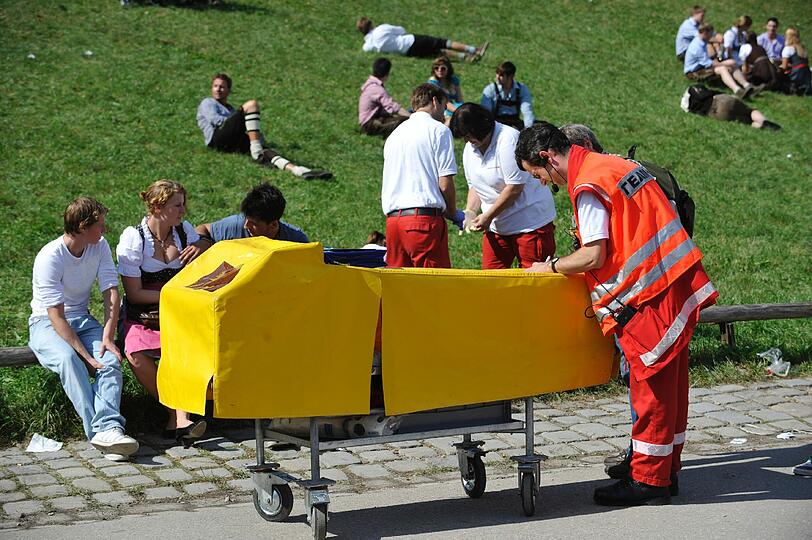 Sanitäter stehen mit dem gelben Notarztwagerl bereit.