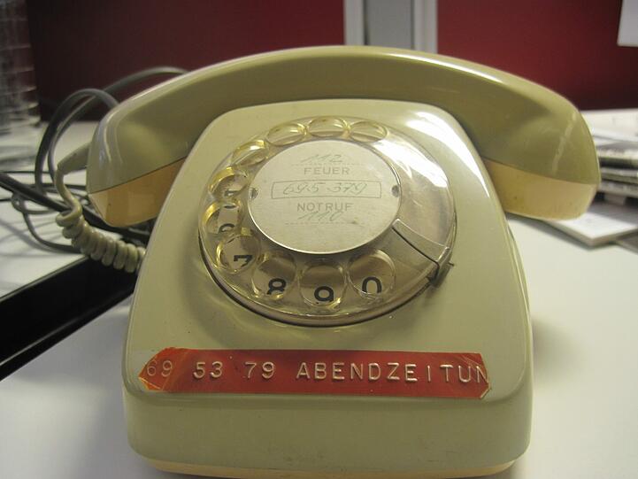 ... und das Original&ndash;AZ-Telefon aus dem Presseraum.
