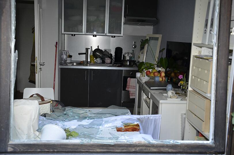 Schwabing am Tag nach der Bombensprengung: Die Spuren der Detonation sind deutlich zu erkennen, teilweise hat sie schwere Schäden verursacht. Derzeit werden die Schäden an den Gebäuden der Umgebung erfasst.