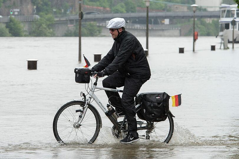 Der Pegelstand der Donau in Passau steigt und steigt. So wappnen sich die Anwohner gegen die Wassermassen.