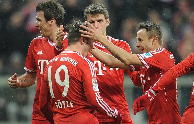 Die Bayern-Spieler feiern Götzes Treffer zum 2:0.