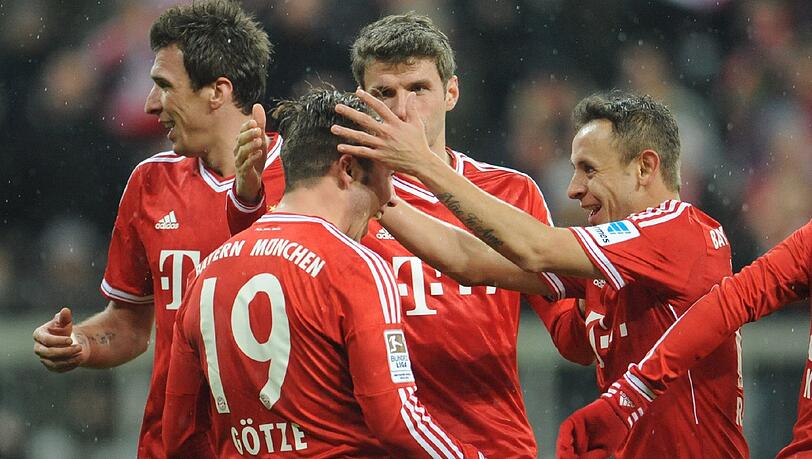 Die Bayern-Spieler feiern Götzes Treffer zum 2:0. Die Bayern-Spieler feiern Götzes Treffer zum 2:0.