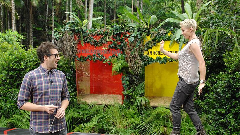 Sonja Zietlow eröffnet die Show wie einst Rudi Carrell: Die Moderatorin tanzt auf einem Fließband und singt ein Lied zur Dschungelprüfung „Am schlauchenden Band“... Sonja Zietlow eröffnet die Show wie einst Rudi Carrell: Die Moderatorin tanzt auf einem Fließband und singt ein Lied zur Dschungelprüfung „Am schlauchenden Band“...