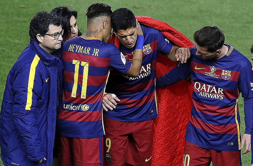 Wermutstropfen im Siegeskelch: Barca-Star Luis Suarez droht länger auszufallen.