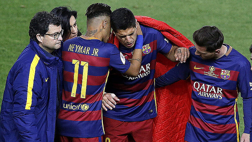 Wermutstropfen im Siegeskelch: Barca-Star Luis Suarez droht länger auszufallen. Wermutstropfen im Siegeskelch: Barca-Star Luis Suarez droht länger auszufallen.
