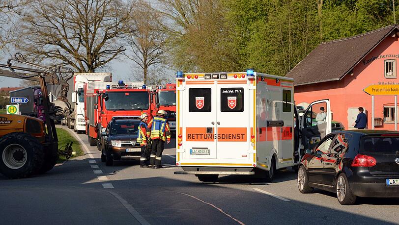 Das landwirtschaftliche Gespann hatte zuvor die komplette Fahrbahn blockiert. Der Zusammenstoß war unvermeidlich. Das landwirtschaftliche Gespann hatte zuvor die komplette Fahrbahn blockiert. Der Zusammenstoß war unvermeidlich.