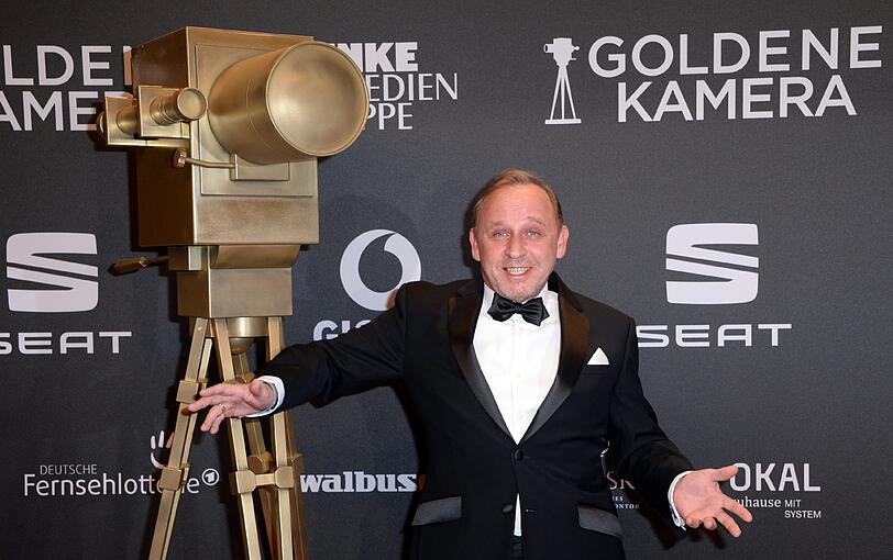 Alexander Held (Schauspieler und 1860-Fan): "Mit dieser kritischen Lage hatte ich nicht gerechnet, aber Angst ist alles andere als ein guter Begleiter &ndash; und in dieser Situation schon gar nicht. Jahn Regensburg ist die größte Herausforderung dieser Saison. Ich bleibe aber optimistisch: Ein Team, zwei Siege! Wir brauchen Löwenmut, Entschlossenheit und Coolness. Den unbedingten Willen! Dann heißt das Team Sechzig. Ich kann leider nicht dabei sein: Momentan drehe ich in Hamburg, bin aber natürlich mit dem Herzen bei den Löwen."