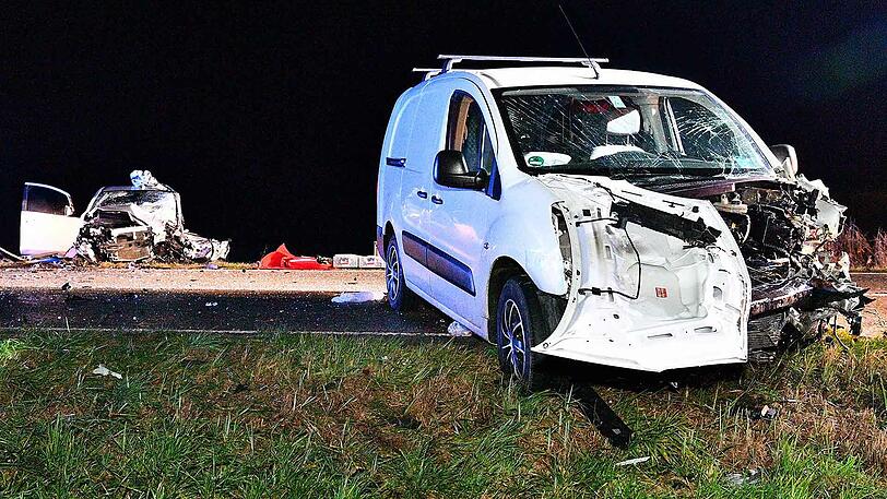 Trümmerfeld auf der Straße: Beide Fahrzeuge sind komplett zerstört, einer der Fahrer starb noch am Unfallort.