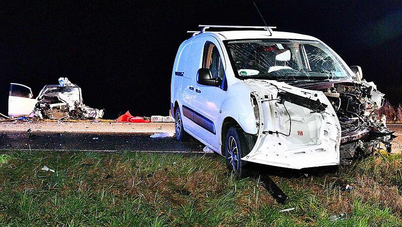 Trümmerfeld auf der Straße: Beide Fahrzeuge sind komplett zerstört, einer der Fahrer starb noch am Unfallort. Trümmerfeld auf der Straße: Beide Fahrzeuge sind komplett zerstört, einer der Fahrer starb noch am Unfallort.
